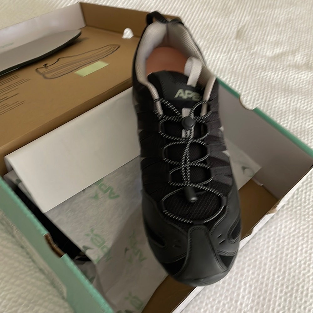 Apex shoes are special orthopedic men’s wide shoes.